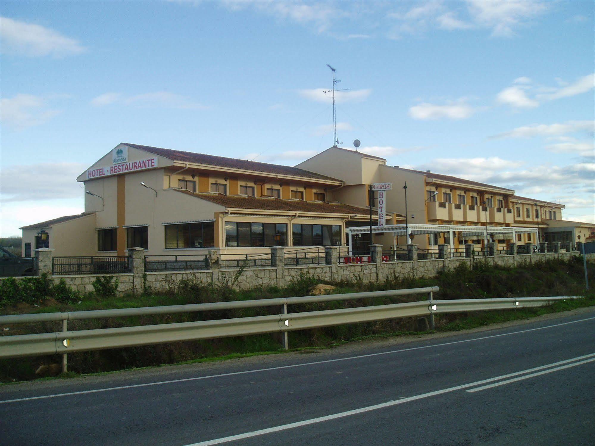 Hotel Alameda Alba De Tormes Exterior photo